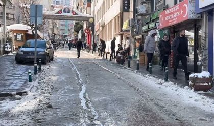 Artvin’de yaşlı adam çatıdan düşen karların altında kalmaktan son anda kurtuldu