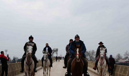 At sırtında İspanya’dan hacca gidiyorlar