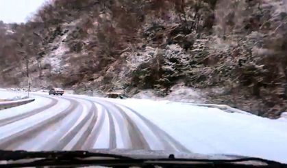 Bartın’da kar haberine giden gazeteci canlı yayında kaza yaptı