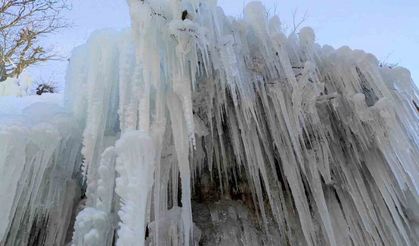 Batman’da şelale dondu, 30 metreyi bulan buz sarkıtları oluştu