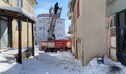 Bingöl’de tehlike oluşturan buz sarkıtları itfaiye ekipleri tarafından temizlendi