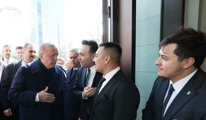 Burdurlu Recep Tayyip Erdoğan’a parti rozetini Cumhurbaşkanı Erdoğan taktı