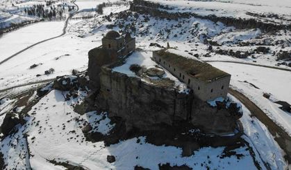 Dik kayalar üzerindeki Yüksek Kilise dikkat çekiyor