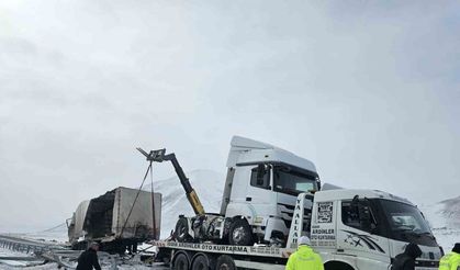 Doğubayazıt-Iğdır kara yolunda cam yüklü tır kaza yaptı