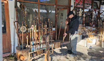 El işçiliğinin son temsilcilerinden Mithat Usta, ürettiği bastonlarıyla teknolojiye direniyor