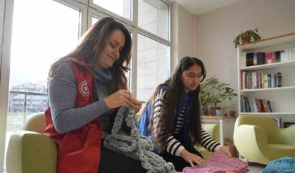 Gümüşhane’de el örgüsü atkılar köy okulundaki miniklerle buluştu