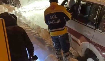 Gümüşhane’de rahatsızlanan hastaya kapalı köy yolunu açarak ulaştılar