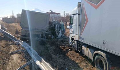 Iğdır’da hafriyat kamyonu ile tır çarpıştı