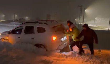 Iğdır’da yoğun kar yağışı etkili oldu, sürücüler yollarda mahsur kaldı