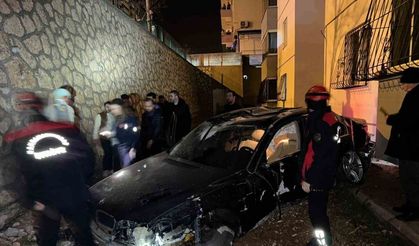 Kahramanmaraş’ta otomobil site bahçesine düştü
