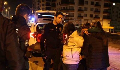 Karayolunda kendini araçların önüne atan kadın polisi alarma geçirdi