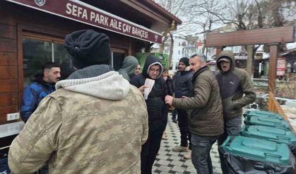 Karla mücadele ekiplerine sucuk ekmek