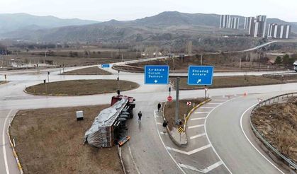 Kırıkkale’de tır devrildi