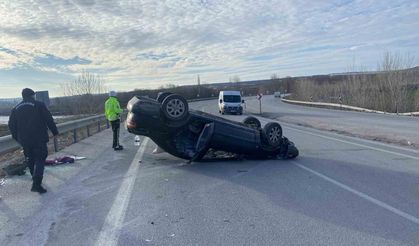 Köpeğe çarpmamak için ani manevra yaptı, takla atan otomobileki 3 kişi yaralandı