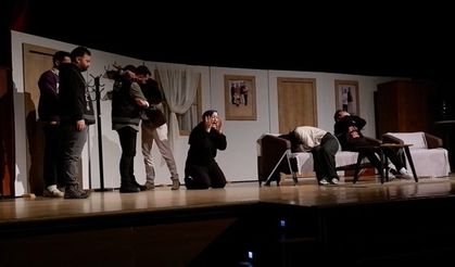 Polisler ve aileleri tiyatroyla madde bağımlılığına dikkat çekti