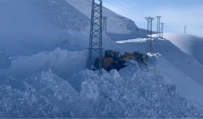 Şırnak’ta 3 metrelik karda yol açma çalışmaları sürüyor