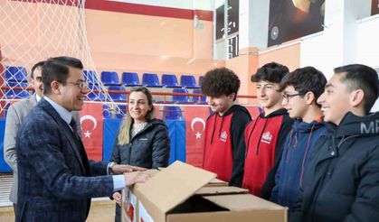 Tunceli’de, okullara spor malzemesi yardımı