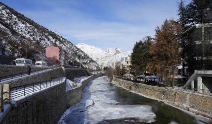 Türkiye’nin en hızlı akan çayı buz tuttu