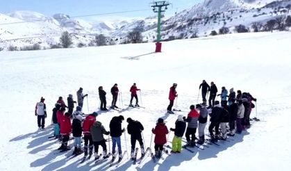 Üniversite öğrencilerine Kop Dağında kayak eğitimi