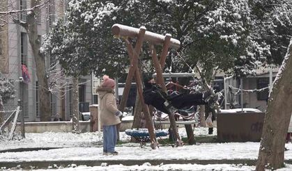 Yalova kent merkezinde kar yağışı etkili oluyor