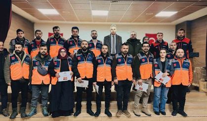 Yüksekova’da AFAD gönüllülerine kimlikler verildi