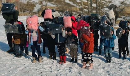 Yüksekova’da çocuklara mont ve ayakkabı yardımı yapıldı
