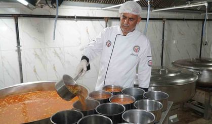Haliliye’de binlerce kişiye iftar yemeği ulaştırılıyor