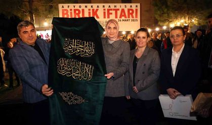 1472 yılında yaptırılan tarihi caminin mimber örtüsü değiştirildi