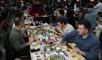 Adana’da ilk iftarda kebapçılar doldu taştı