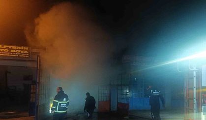 Araç yedek parçası satan işletmede çıkan yangın söndürüldü
