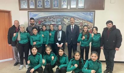 Arpaçay şampiyonları başkan Elma’yı ziyaret etti