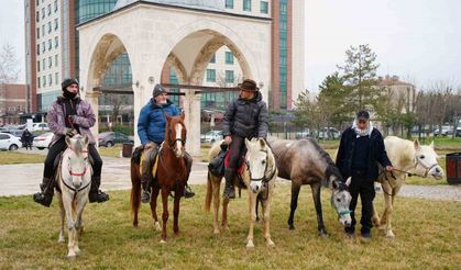 At sırtında İspanya’dan Mekke’ye giden hacı adayları Edirne’de dualarla uğurlandı
