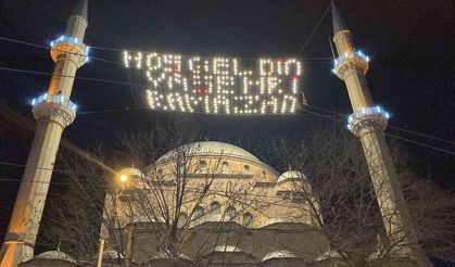 Baba ve oğul 106 yıllık Reşadiye Camii’ne Ramazan mahyası astılar