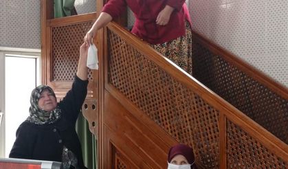 Babaeski’de köylü kadınlar cami temizledi