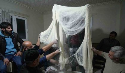 Bayburt’ta Ramazan ayının aranan lezzetlerinden tel helvasının yapımı saatlerce sürüyor dakikalar içinde tüketiliyor
