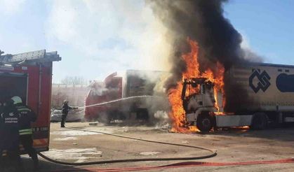 Bir tırda çıkan yangın yandaki 2 tıra daha sıçradı