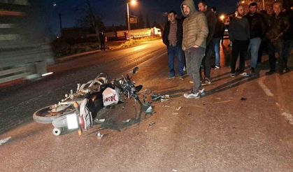 Bursa’da motosiklet otomobile çarptı: 3 yaralı