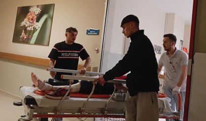 Bursa’da motosiklet park halindeki iki otomobile çarptı: 2 yaralı