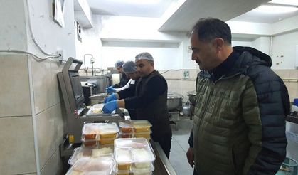 Demirci’de ihtiyaç sahibi vatandaşların evlerine iftar servisi