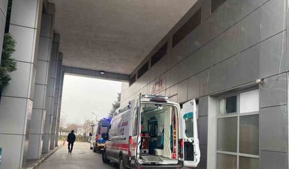 El frenini çekmeyi unuttu, bariyer ile kapı arasında sıkıştı