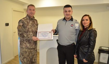 Emekli öğretmeni dolandırılmaktan kurtaran banka güvenlik görevlisine Amasya Emniyet Müdürlüğünden teşekkür