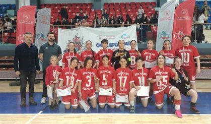 Genç kızlar futsalda şampiyon Spor Lisesi oldu