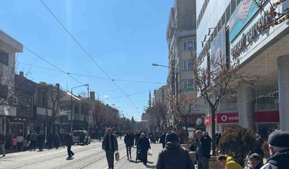 Güneşli havanın etkisiyle vatandaşlar kent merkezinde yoğunluk oluşturdu