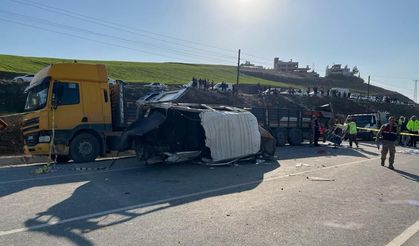 Hatay’da yolcu servisi park halindeki tıra çarptı: 6 ölü, 8 yaralı