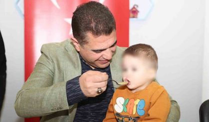 İlk iftarda çocukların çorbasını Vali Aslan elleriyle içirdi