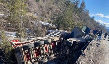 Kastamonu’da doğalgaz tüplerinin bulunduğu kamyon devrildi