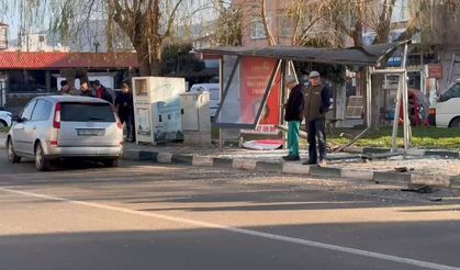 Kontrolü kaybeden sürücü otobüs durağına çarptı