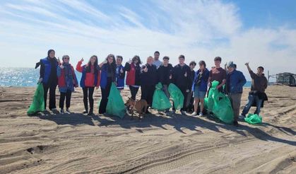 Macar ve Türk öğrenciler boğaz sahillerini temizledi