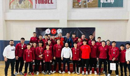 Manisalı güreşçiler Kütahya’dan 15 madalya ile döndü