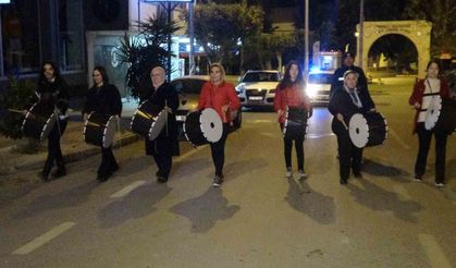 Mersin’de kadın davulcular vatandaşları manilerle sahura uyandırdı
